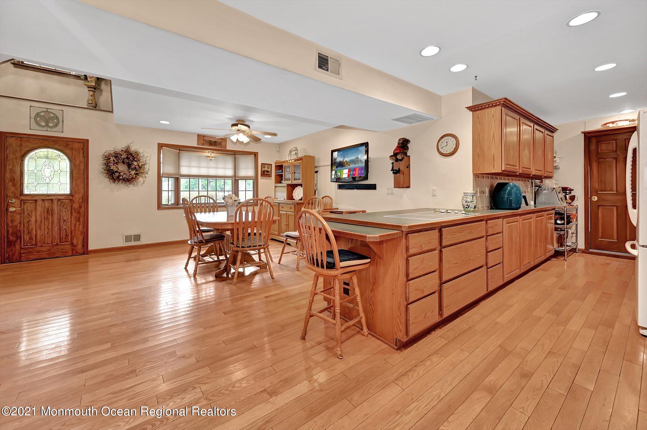 82 Church Road Morganville, NJ 07751 - Photo 10 of 35 10-14097877