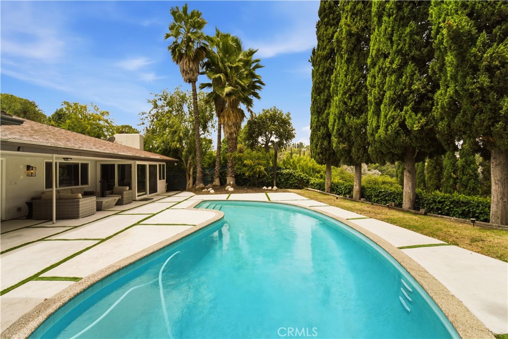 15701 Royal Ridge Road Sherman Oaks, CA 91403 - Photo 26 of 32 Gallery Image 26
