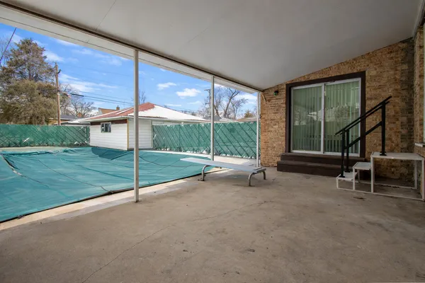 a view of an house with backyard porch and garden