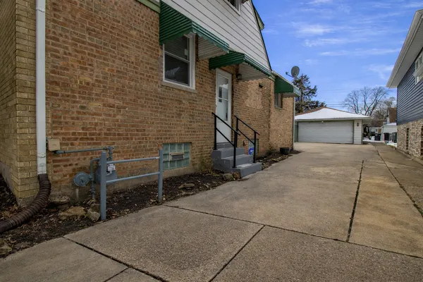a view of a house with a backyard