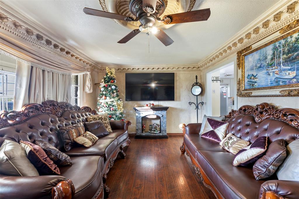 938 Gillham Road River Oaks, TX 76114 - Photo 8 of 20 a living room with furniture and a flat screen tv