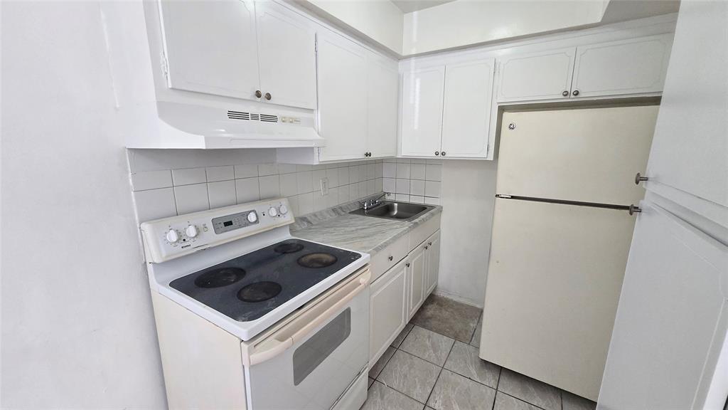 2501 Pierce Street, Unit 6 Hollywood, FL 33020 - Photo 2 of 5 a kitchen with a stove and a refrigerator