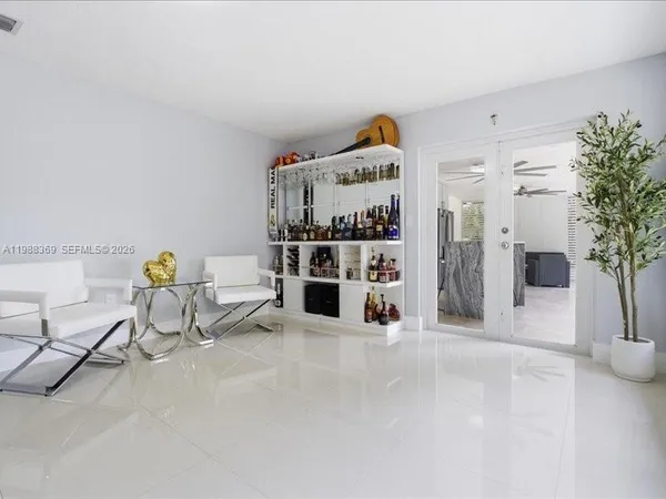a view of livingroom with furniture and ceiling fan