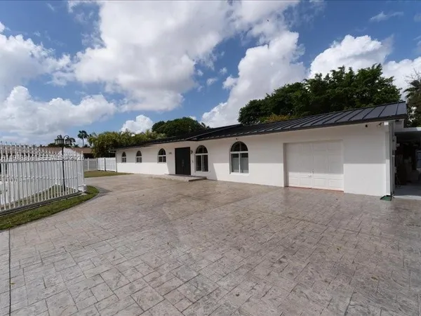 a view of a house with a backyard