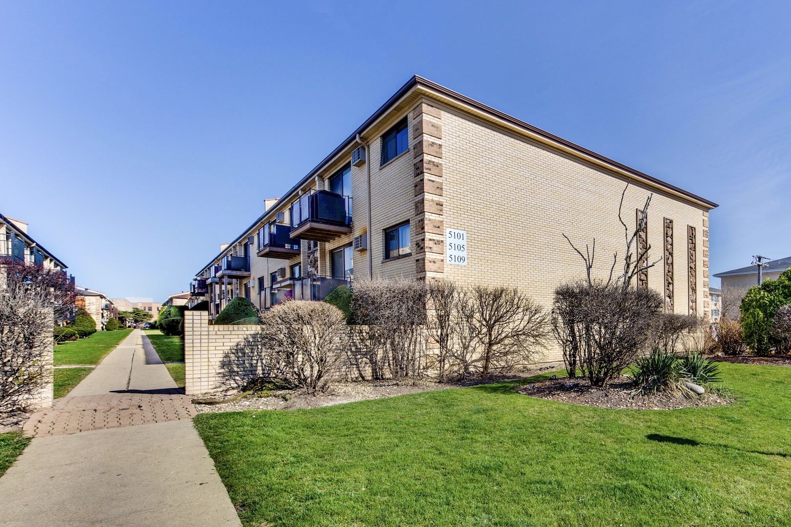 5101 North East River Road, Unit 2J Chicago, IL 60656 - Photo 1 of 17