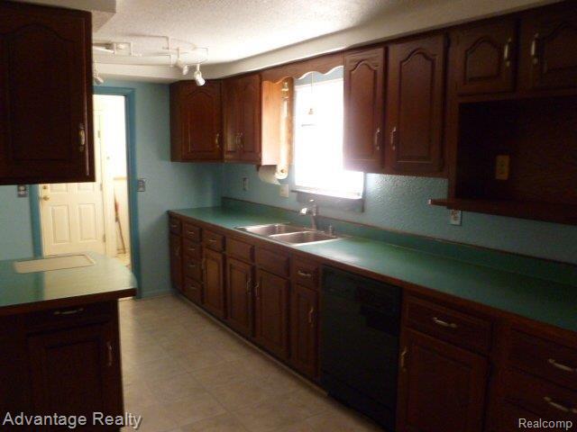 3320 Grant Road Rochester, MI 48309 - Photo 18 of 22 P1000372.JPG