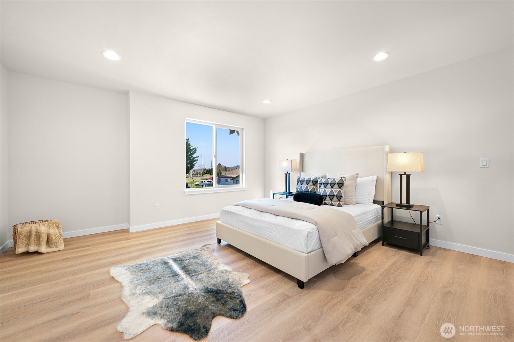 710 A F & S Grade Road, Unit B Sedro-Woolley, WA 98284 - Photo 24 of 38 a spacious bedroom with a bed and a wooden floor
