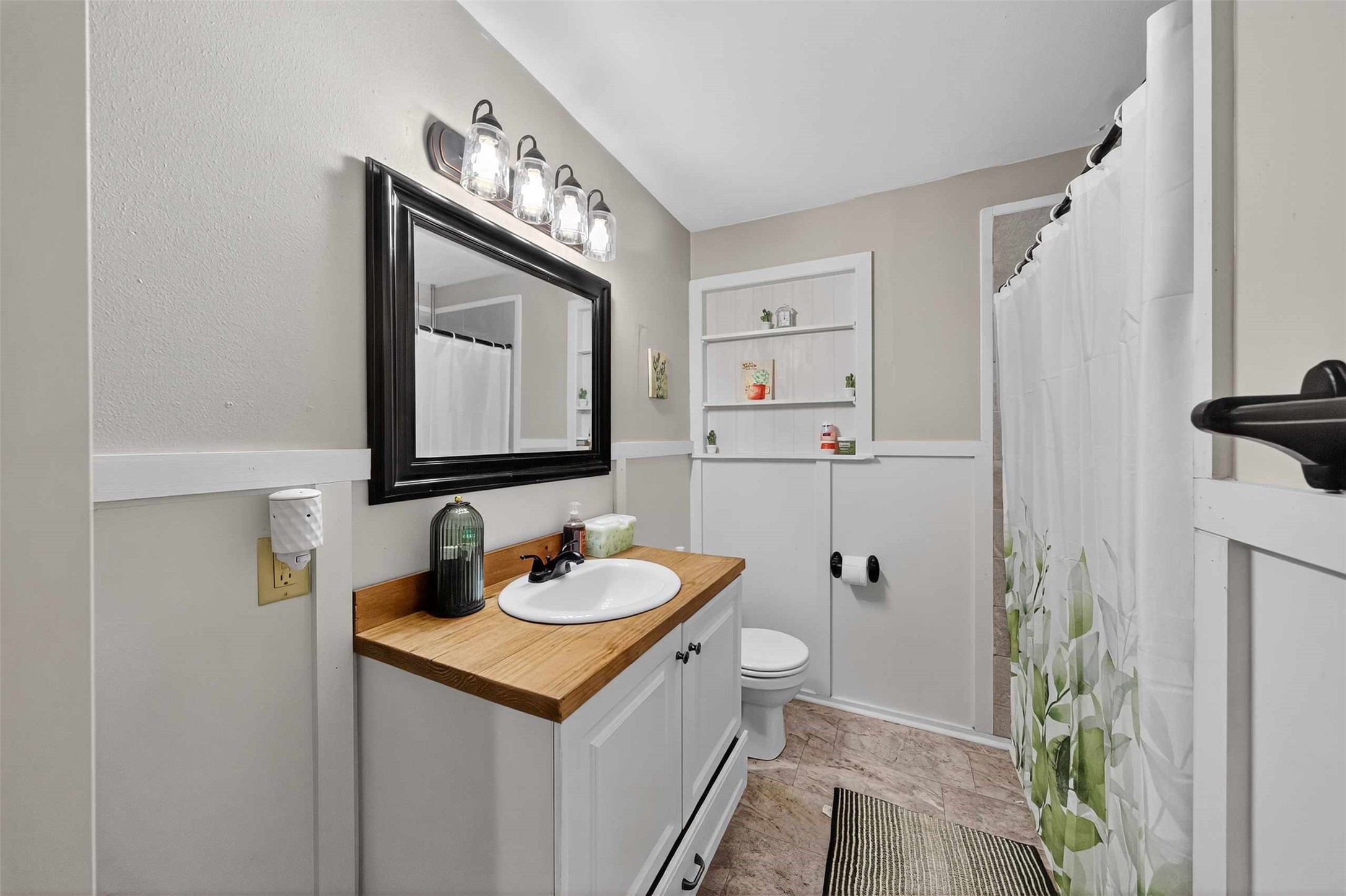 306 4th Street Palestine, TX 75803 - Photo 11 of 34 a bathroom with a sink a toilet and shower