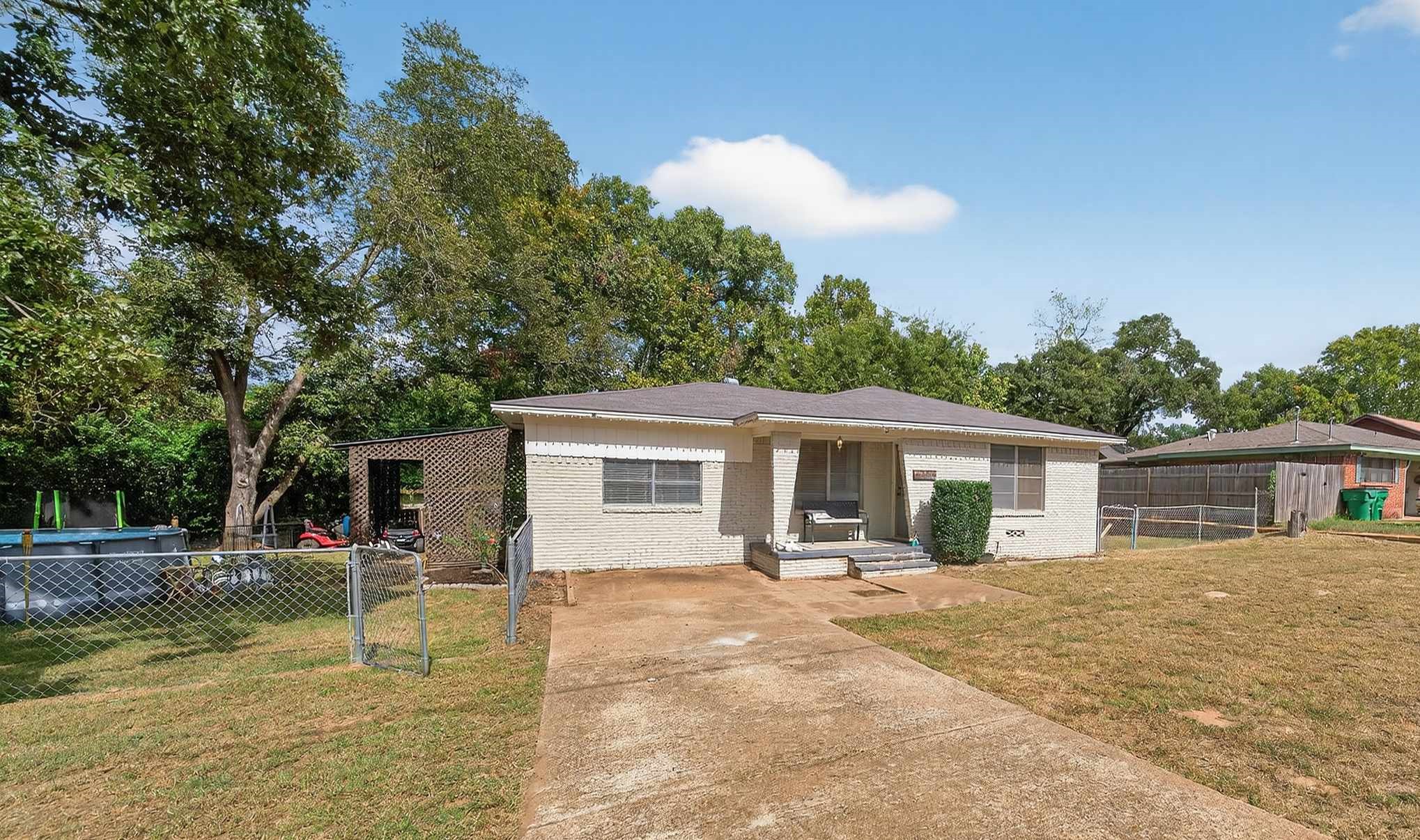 306 4th Street Palestine, TX 75803 - Photo 31 of 34 a backyard of a house with yard and outdoor seating