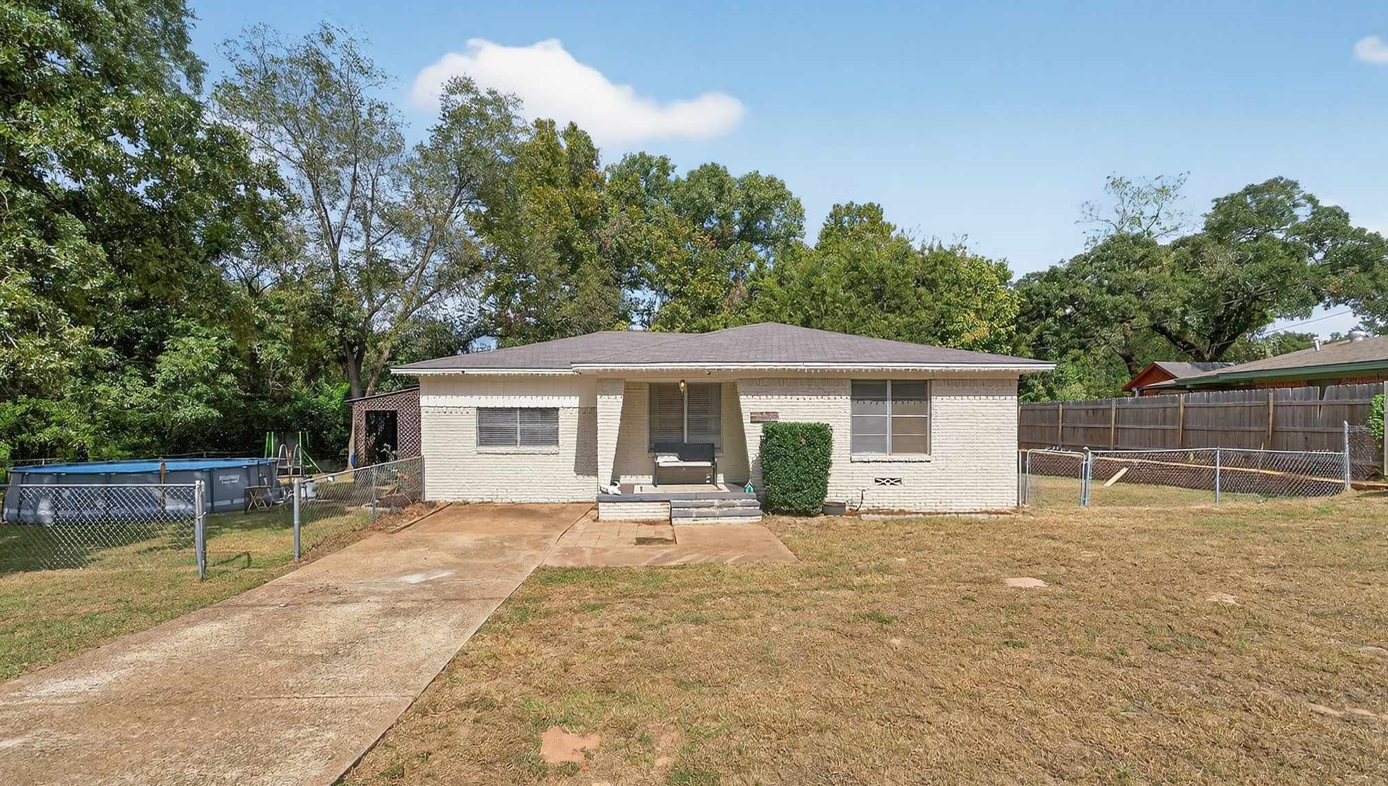 306 4th Street Palestine, TX 75803 - Photo 32 of 34 a view of a house with a yard