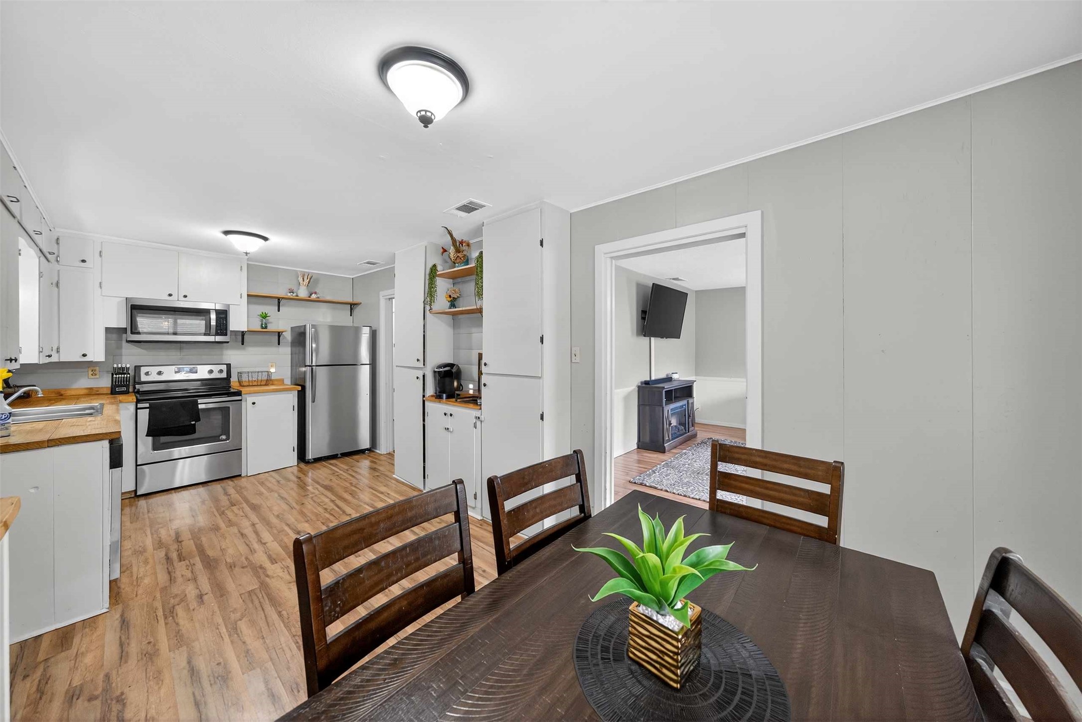 306 4th Street Palestine, TX 75803 - Photo 5 of 34 a living room with furniture potted plant and kitchen view