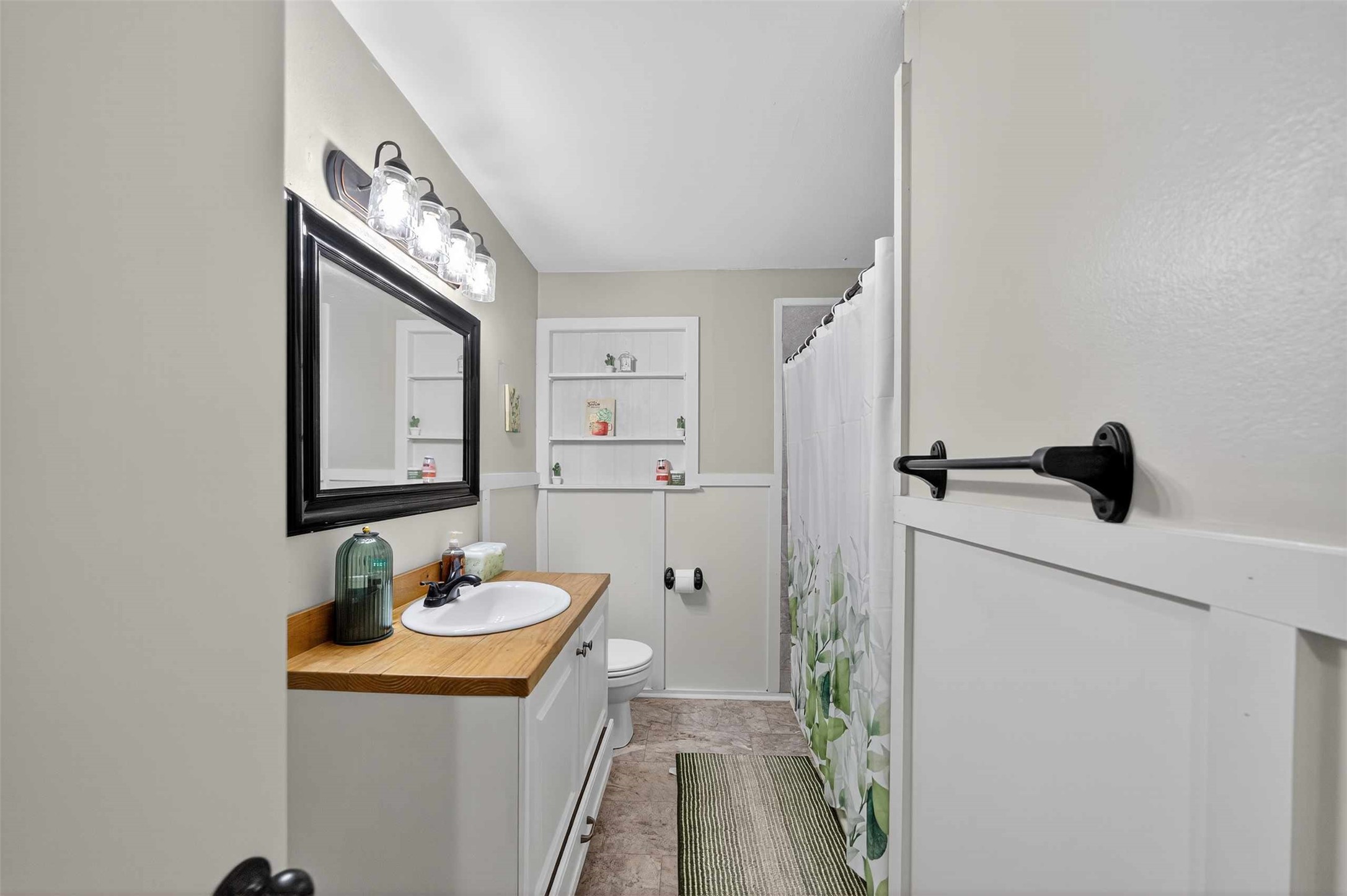 306 4th Street Palestine, TX 75803 - Photo 10 of 34 a bathroom with a sink a toilet and shower