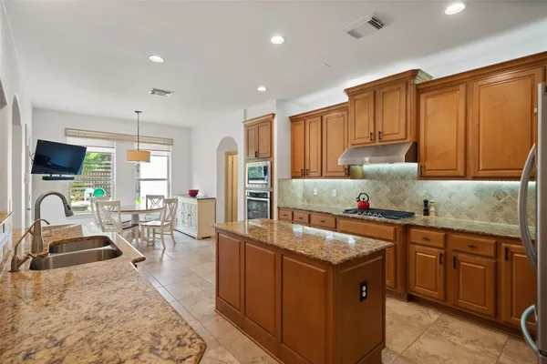 $998,000 | 15 Heather Bank Place, The Woodlands, TX 77382