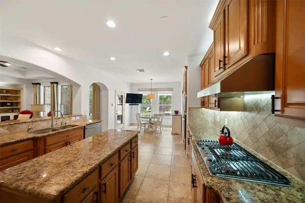 $998,000 | 15 Heather Bank Place, The Woodlands, TX 77382