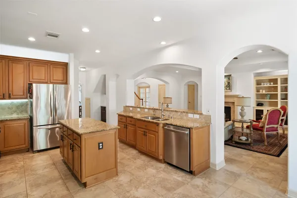 $998,000 | 15 Heather Bank Place, The Woodlands, TX 77382