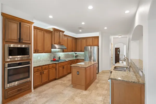 $998,000 | 15 Heather Bank Place, The Woodlands, TX 77382