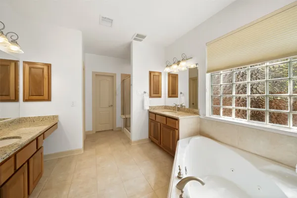 $998,000 | 15 Heather Bank Place, The Woodlands, TX 77382