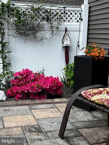 a view of building with cars parked across
