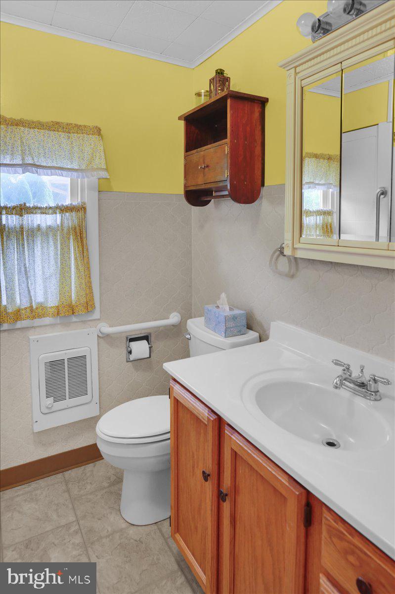 37 Harman Road Reading, PA 19606 - Photo 14 of 29 Bright and cheerful bathroom retreat.