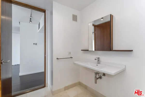 $5,600 | 8787 Shoreham Drive, Unit 610, West Hollywood, CA 90069