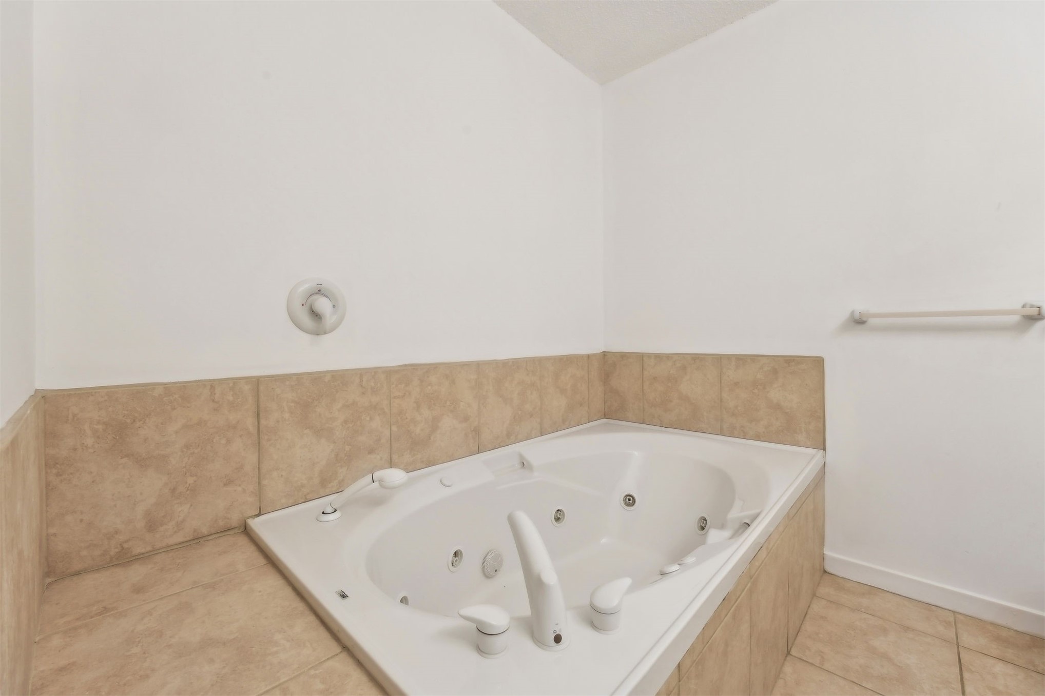 3207 Sea Marsh Road Fernandina Beach, FL 32034 - Photo 20 of 37 a bathroom with a bathtub