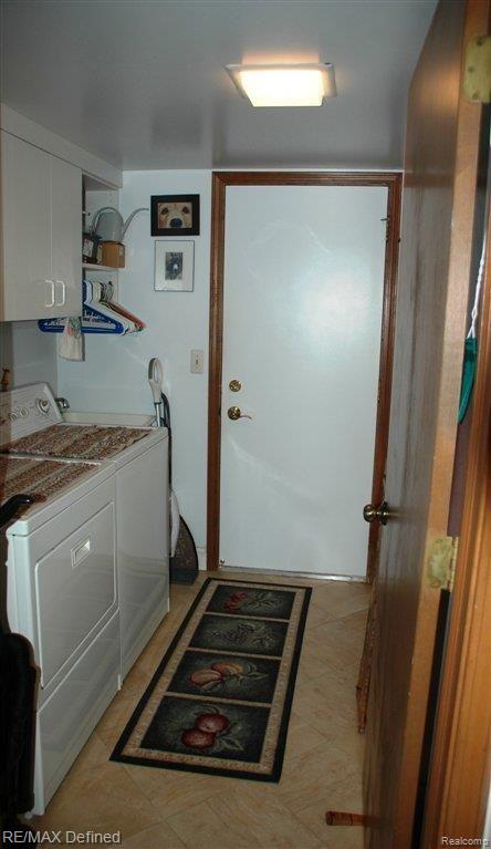 2297 Norton Road Rochester, MI 48307 - Photo 4 of 21 1st floor laundry - mudroom.JPG