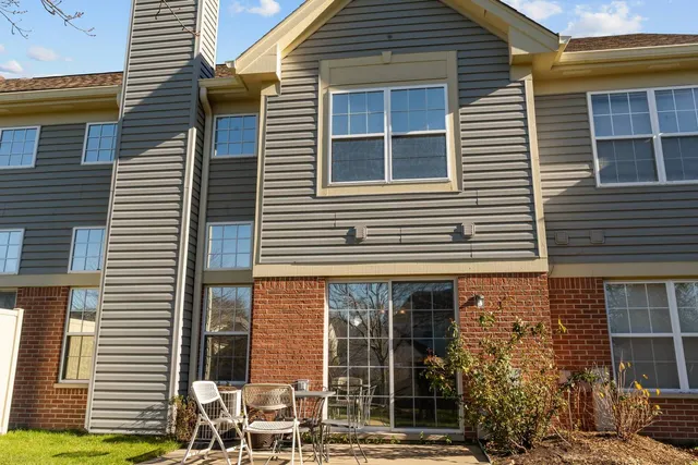 $430,000 | 232 Manor Drive, Buffalo Grove, IL 60089