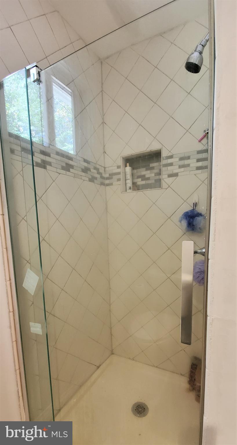 98 Old Oregon Road Front Royal, VA 22630 - Photo 25 of 42 Tile shower