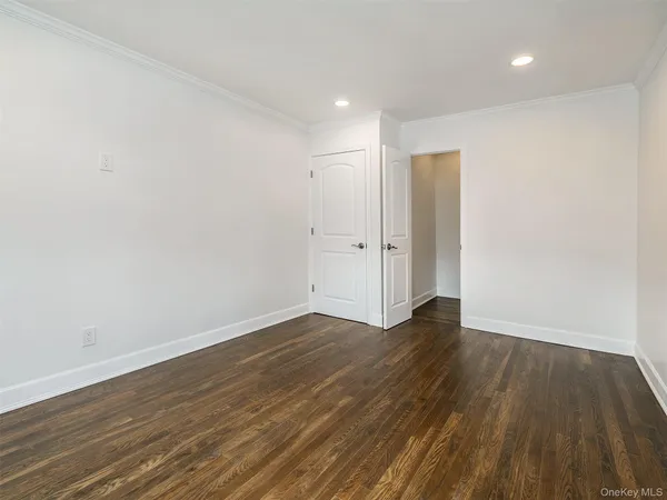 $6,000 | 1 Milford Lane, Glen Cove, NY 11542
