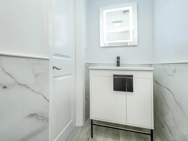 $6,000 | 1 Milford Lane, Glen Cove, NY 11542