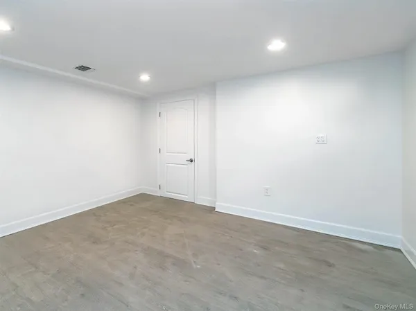 $6,000 | 1 Milford Lane, Glen Cove, NY 11542