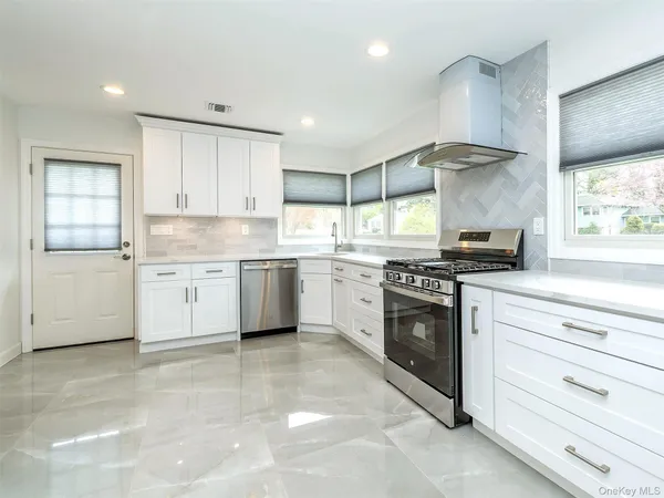 $6,000 | 1 Milford Lane, Glen Cove, NY 11542