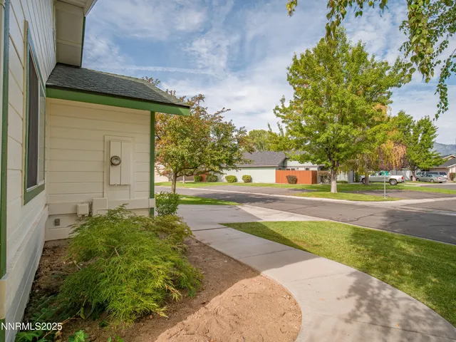 a view of an house with backyard and garden