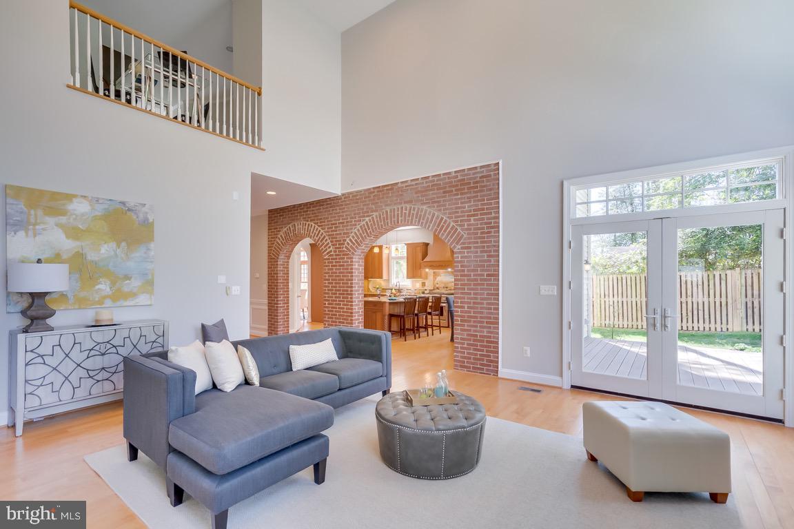204 Adahi Road Southeast Vienna, VA 22180 - Photo 18 of 58 20' Ceilings