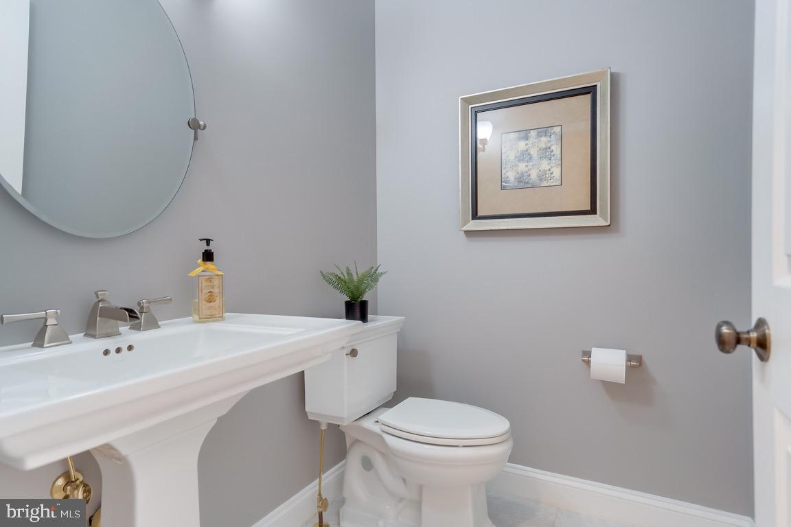 204 Adahi Road Southeast Vienna, VA 22180 - Photo 23 of 58 Main Level Powder Room