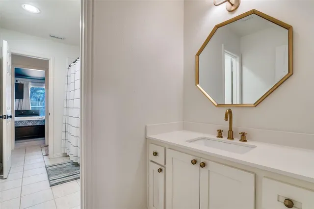 a en suite bathroom with a sink and a mirror