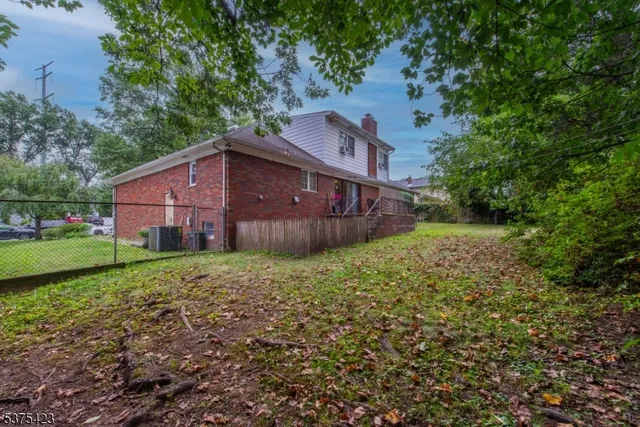 a view of a house with backyard and garden