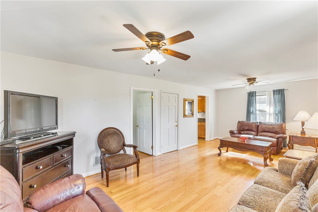 1131 Farrs Bridge Road, Unit GREENVILLE Greenville, SC 29611 - Photo 3 of 29 Living Room