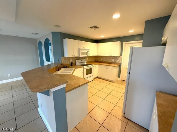 $2,000 | 2325 Northwest 25th Terrace, Cape Coral, FL 33993