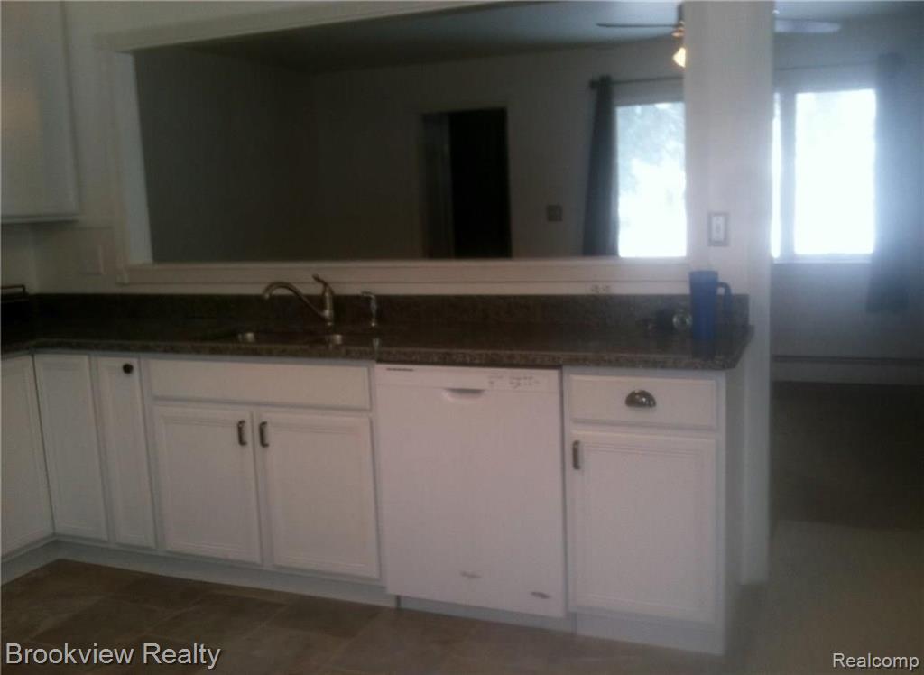 3023 Emmons Avenue Rochester Hills, MI 48307 - Photo 2 of 17