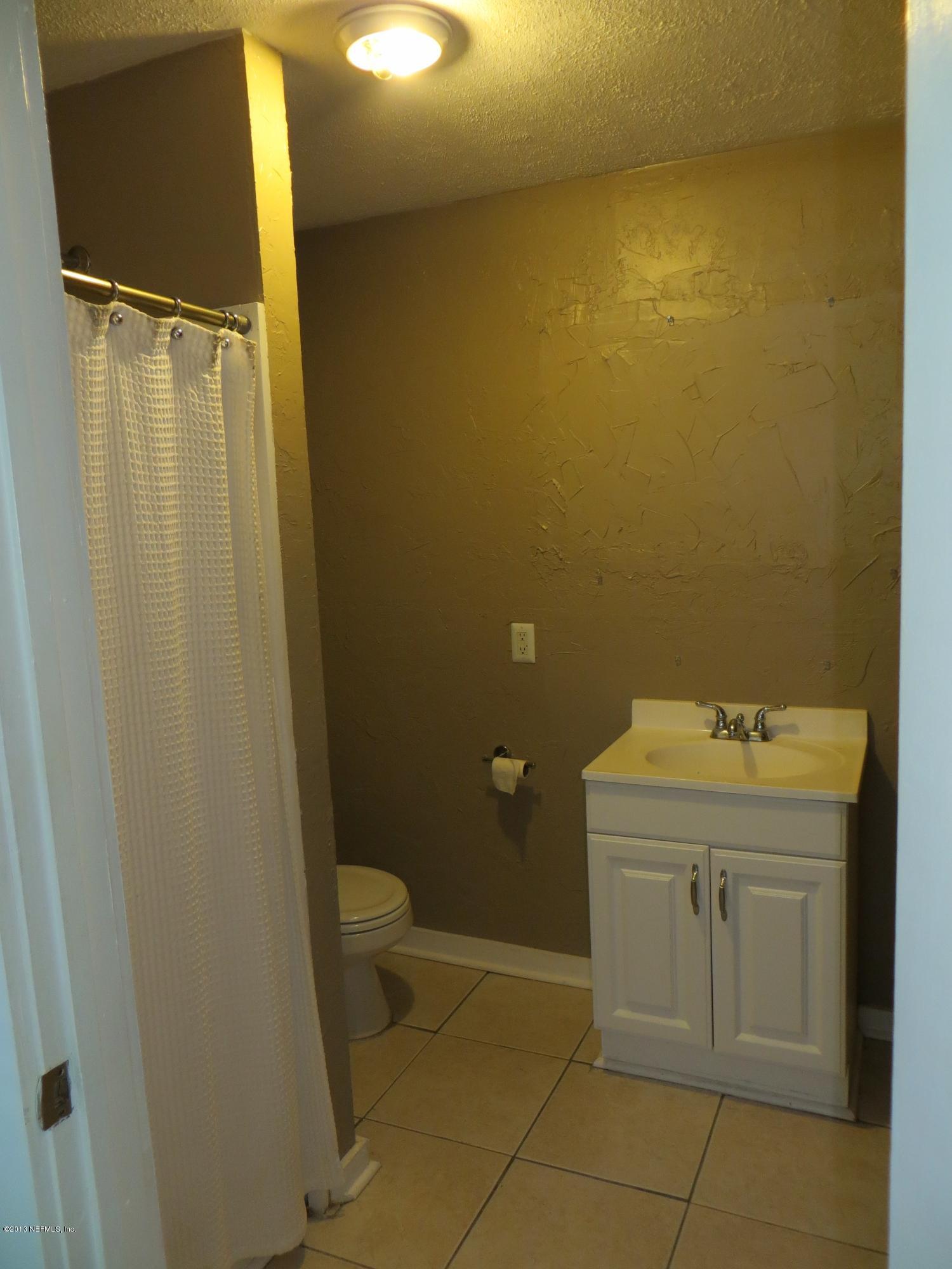 827 Glynlea Road Jacksonville, FL 32216 - Photo 6 of 18 MASTER BATH
