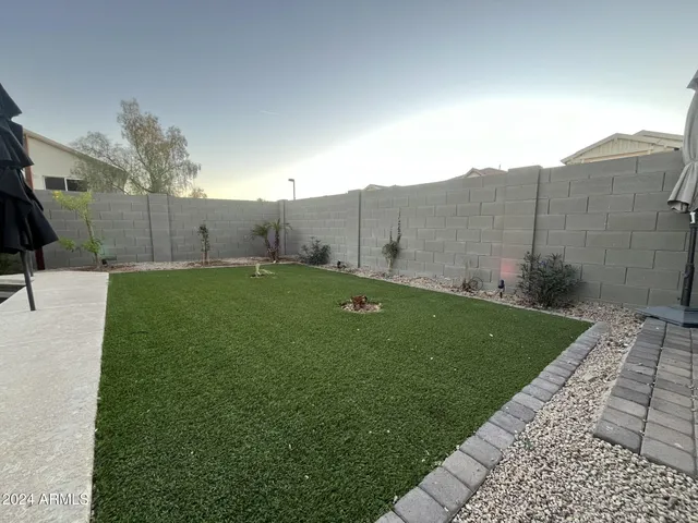 a view of a back yard
