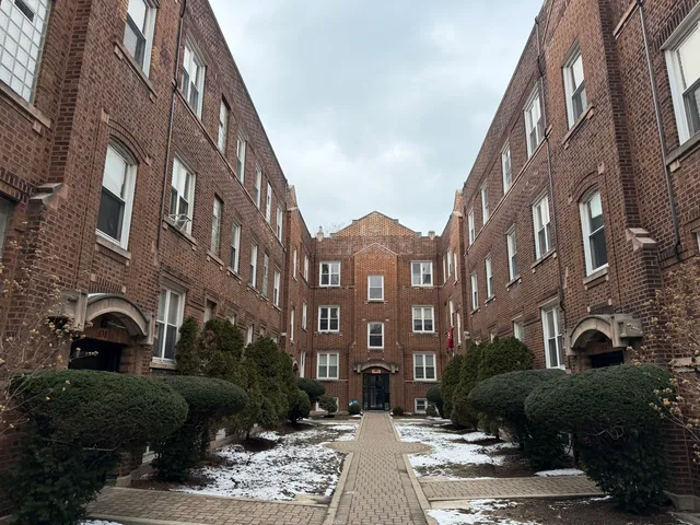 $1,800 | 654 West Oakdale Avenue, Unit 1N, Chicago, IL 60657