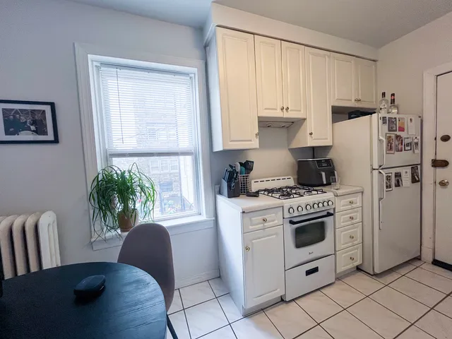 $1,800 | 654 West Oakdale Avenue, Unit 1N, Chicago, IL 60657