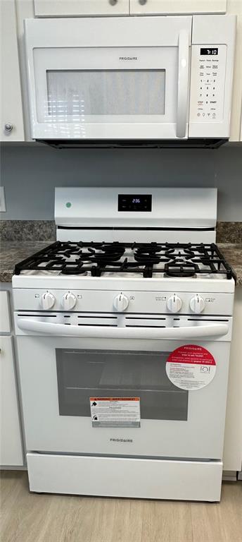 9706 Southwest 92nd Place Road Ocala, FL 34481 - Photo 9 of 82 a close view of stove top oven