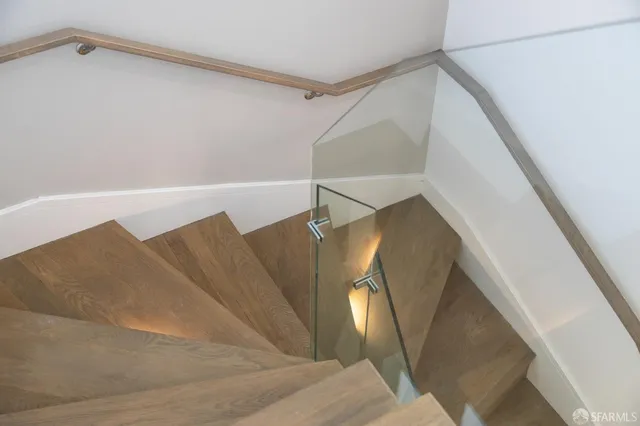 a view of entryway and kitchen