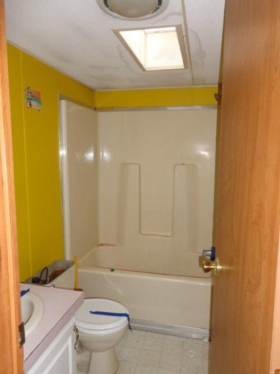 5 Rowe Court Freeport, ME 04032 - Photo 11 of 22 SECOND BATHROOM