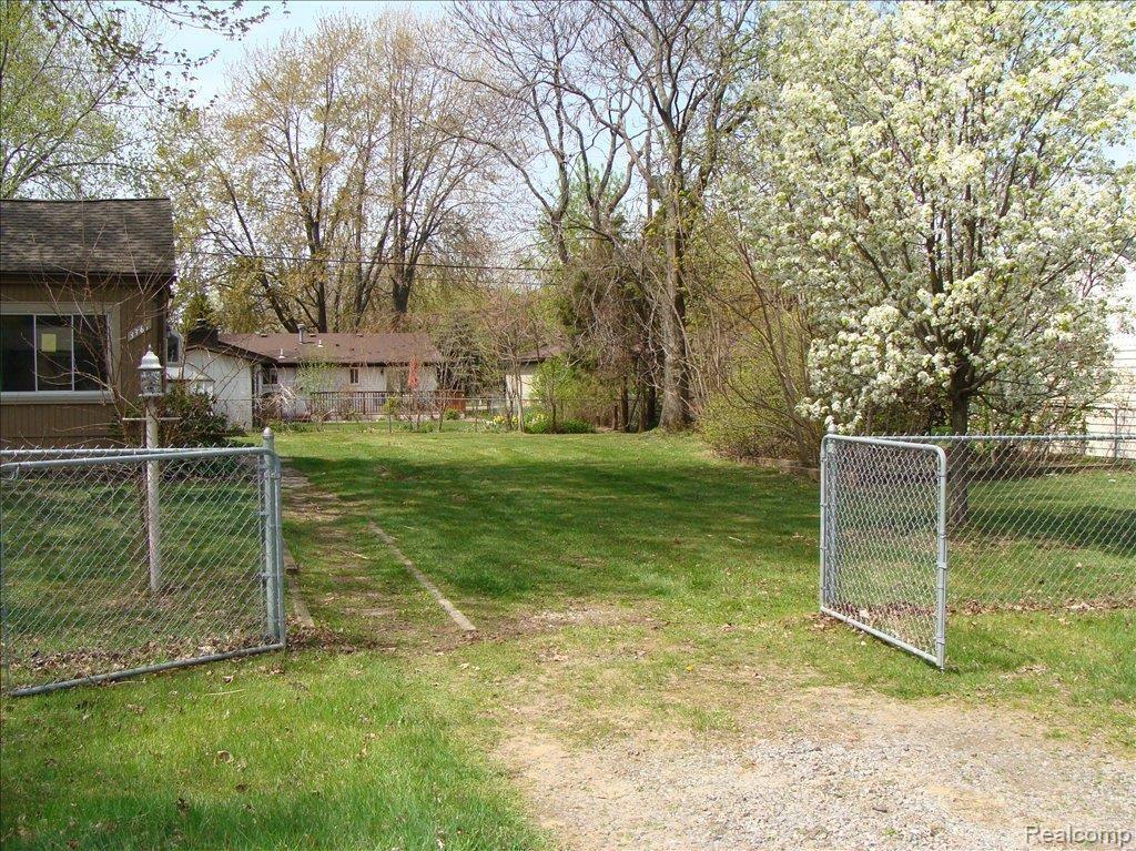 3366 Hessel Avenue Rochester, MI 48307 - Photo 2 of 8 DSC05051