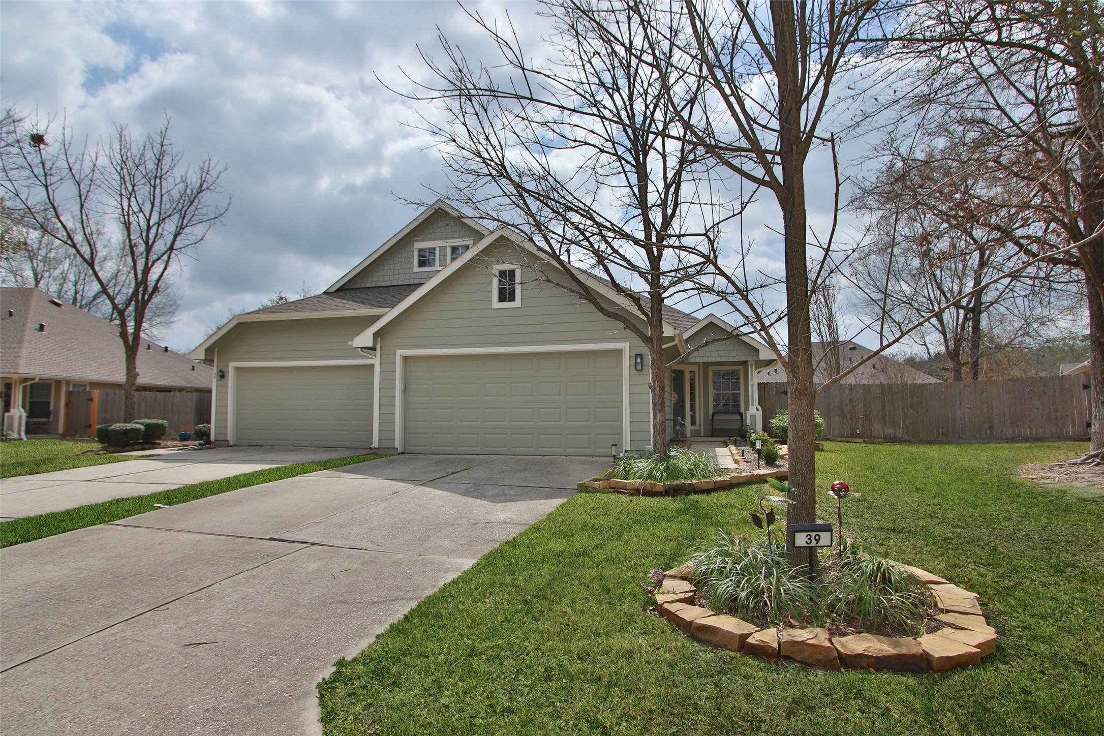 39 Trafalgar Place Conroe, TX 77384 - Photo 2 of 49