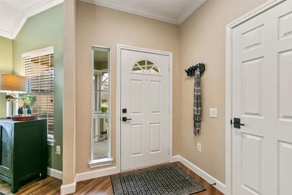 a view of an entryway with a livingroom